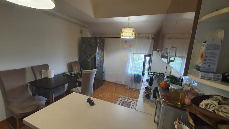 Apartament pe doua nivele cu scara interioara