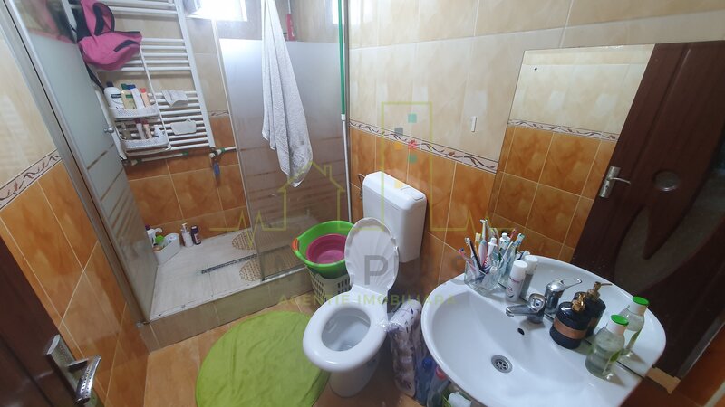 Apartament pe doua nivele cu scara interioara