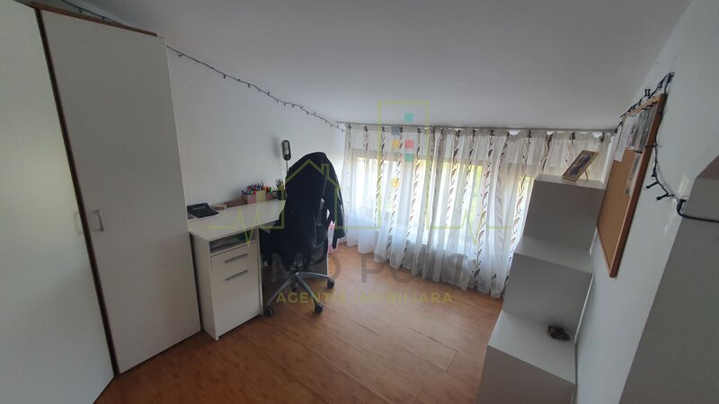 Apartament pe doua nivele cu scara interioara