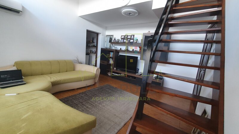 Apartament pe doua nivele cu scara interioara